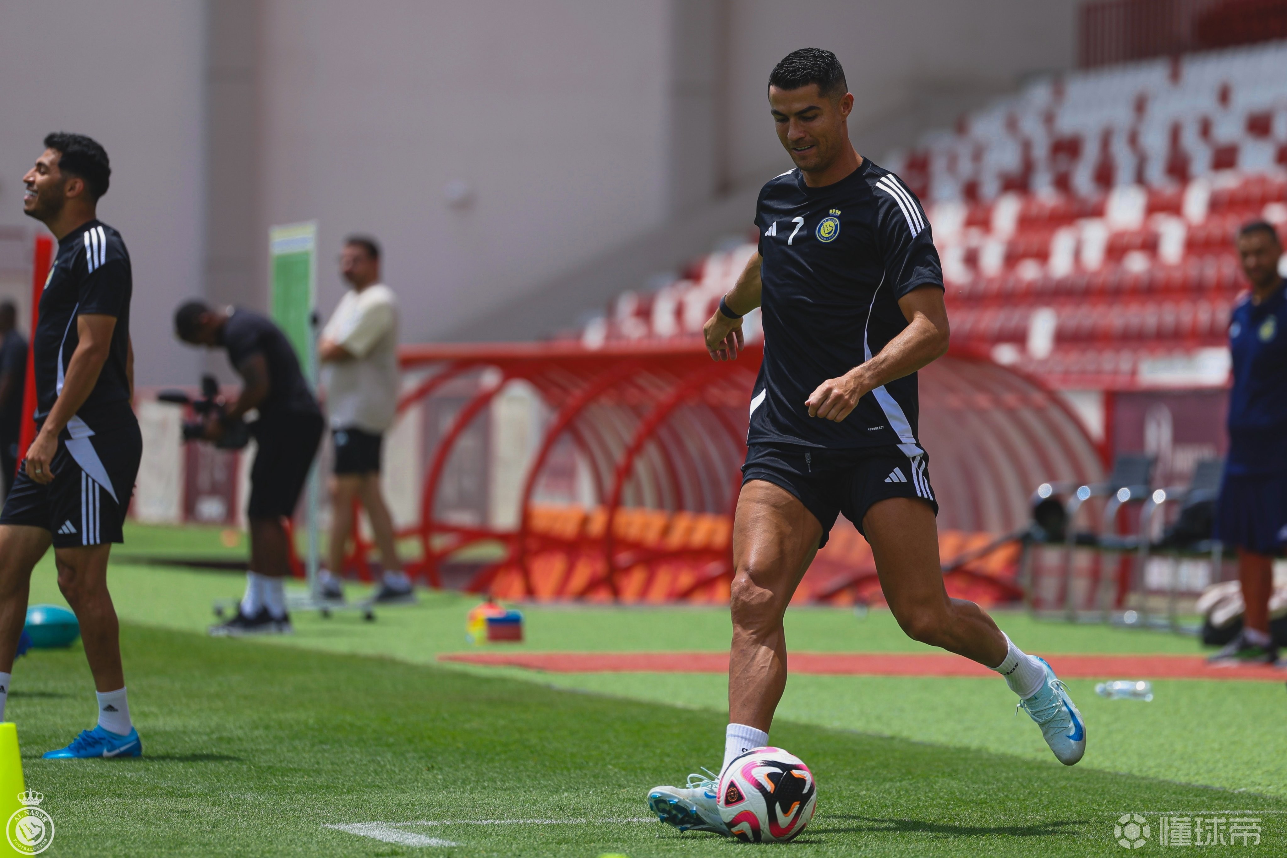 NG娱乐-包含C罗重返赛场，表现优异首场状态出色，法国队观众沸腾！赢得满堂喝彩的词条